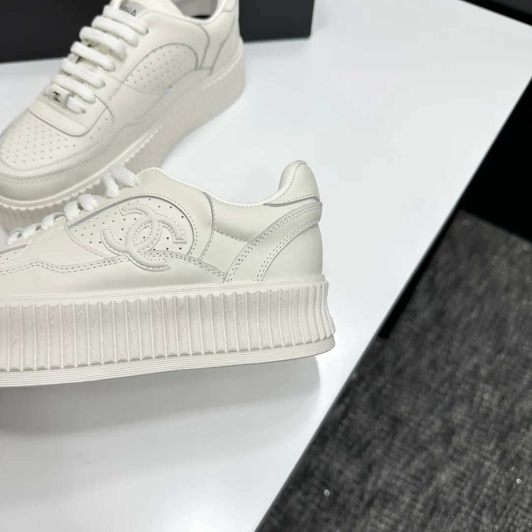 👟👟Ex-factory price 560👟👟Chanel Panda Shoes! 2025 counter's top casual sports shoes. This classic design; the upper is electro-embroidered with a variety of techniques; the outsole is fashionable and sporty; the unusual inclusion of a variety of color matching elements... The diversified mix and match is very good-looking and versatile, and can be used for leisure, fashion, sports, and outdoor... ꫛꫀꪝ Go➫ Materials: ❶Upper made of: original imported first-layer silk cowhide + original waterproof cloth + original first-layer cowhide ❷Inner lining: Breathable mesh ❸ Outsole based on: original TPU combination outsole, full set of boutique packaging for women 35–41